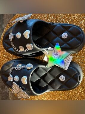 Love 83 NWT Women’s Black Quilted Sandals/embellished stones/chain Size 5-6